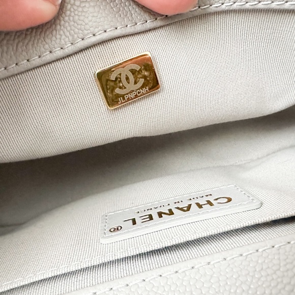 Chanel Caviar Quilted Chain Around Medium Boy Flap - Picture 14 of 16